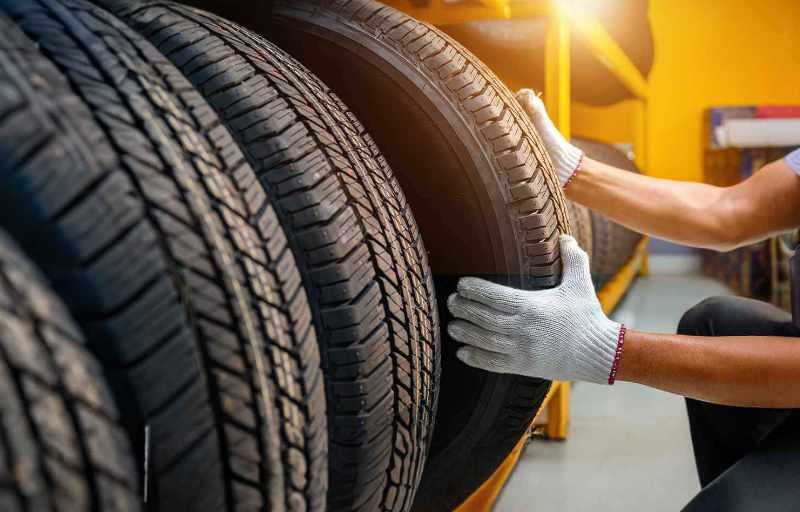 Automechaniker beim Radwechsel